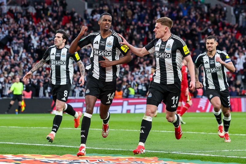 Newcastle hạ Liverpool