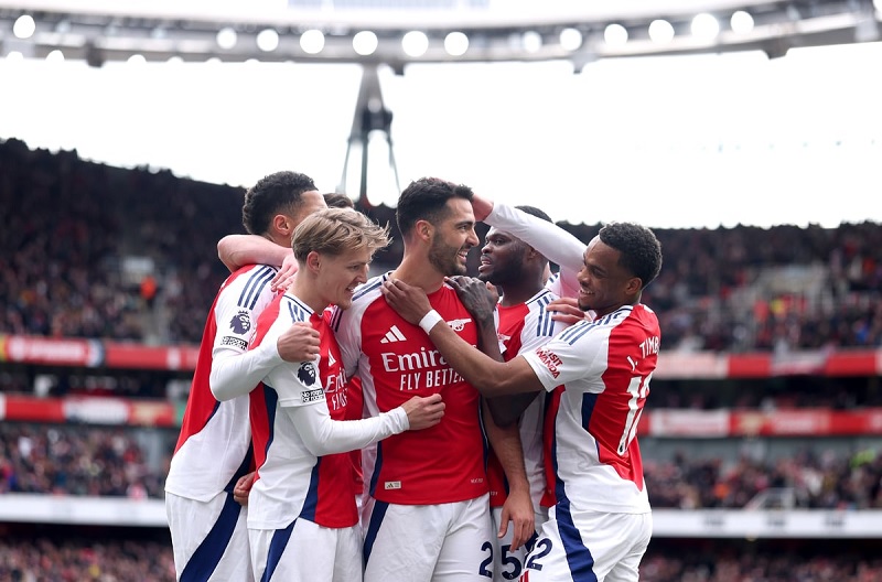 Arsenal níu giữ hy vọng vô địch