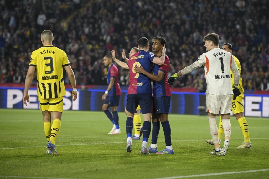 Barcelona hạ Dortmund