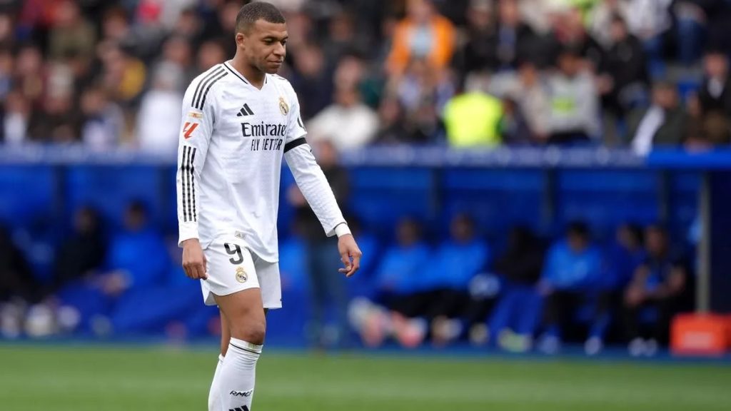 Mbappe nhận thẻ đỏ trước Alaves