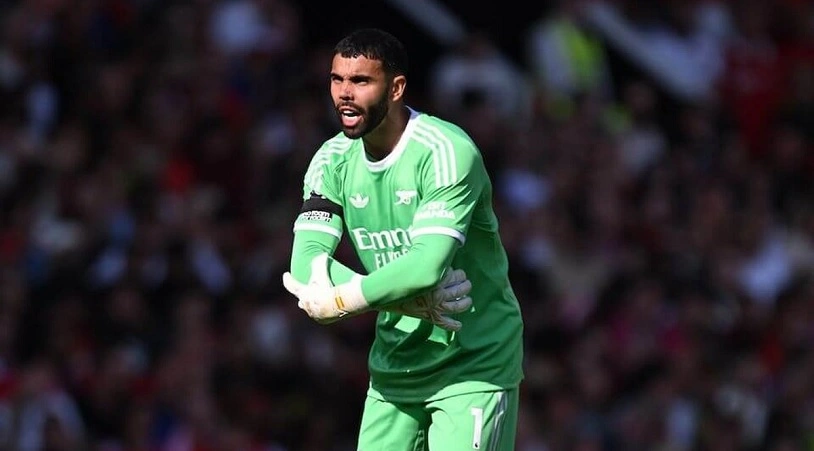 Raya góp công lớn giúp Arsenal giữ sạch lưới trước Man United