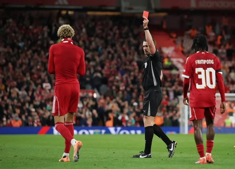 Ekitike nhận thẻ đỏ tai hại trước Southampton