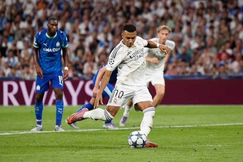 Mbappe ghi 2 bàn từ chấm phạt đền trước Marseille