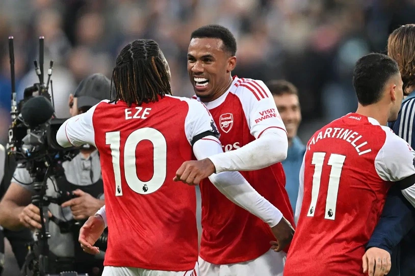 Arsenal vượt khó thành công trước Newcastle