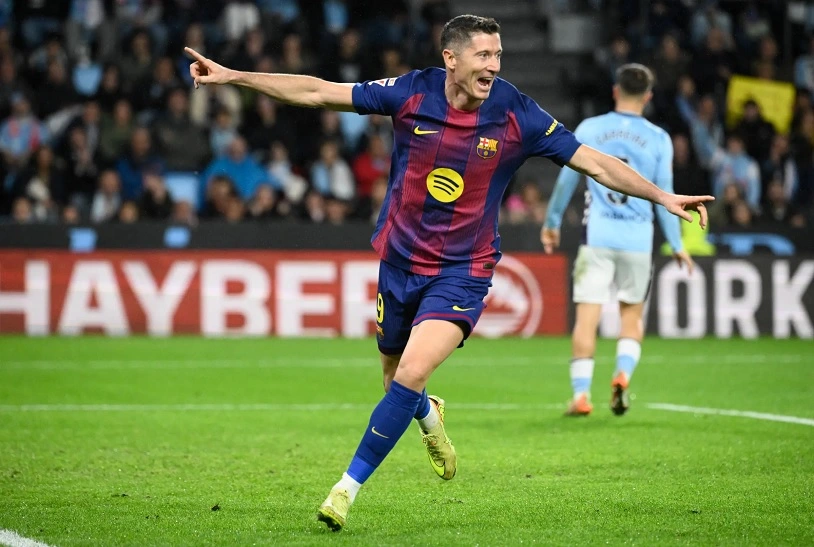 Lewandowski tỏa sáng với hat-trick