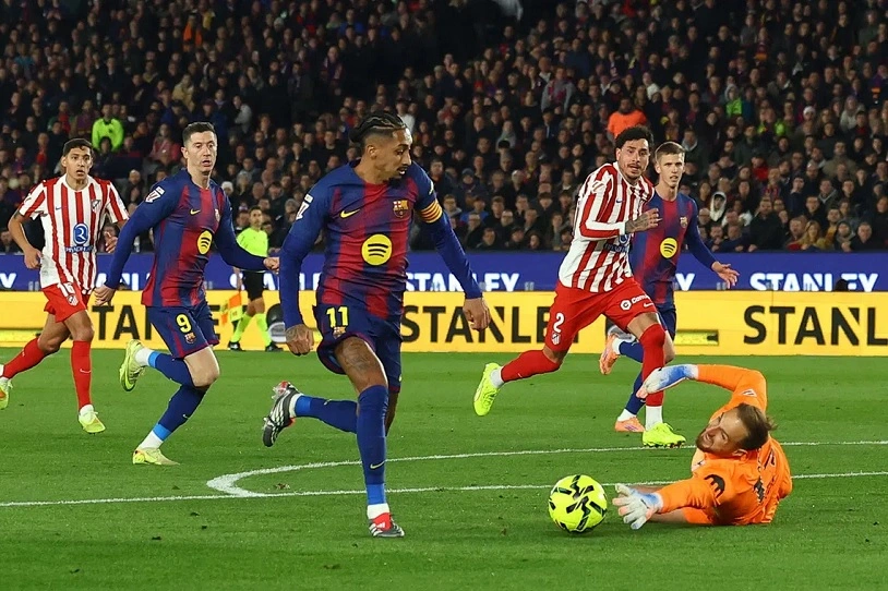 Raphinha khởi đầu cho màn ngược dòng của Barcelona